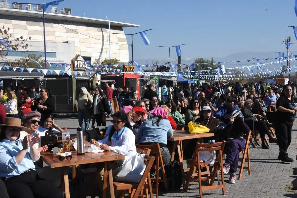 Mendoza celebra el 25 de Mayo con peñas y artistas locales en toda la provincia