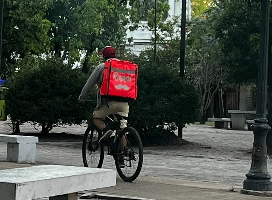 El Gobierno reglamentó la ley laboral: los repartidores de plataformas quedan bajo Transporte, los sindicatos tendrán que renegociar convenios y cambia cómo se tramitan las licencias médicas