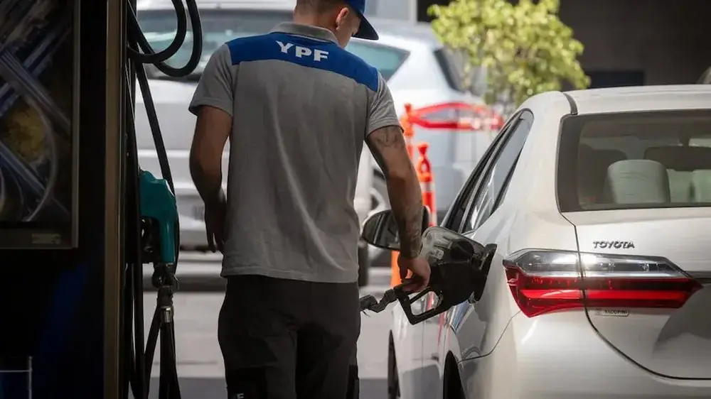 El Gobierno volvió a postergar el aumento del impuesto a los combustibles: nafta y gasoil no subirán por ese concepto hasta julio