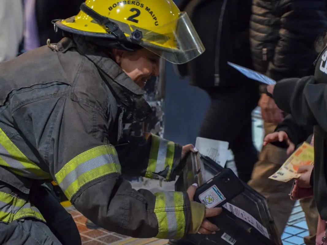 Bomberos voluntarios de Maipú recolectan fondos para renovar sus equipos de protección