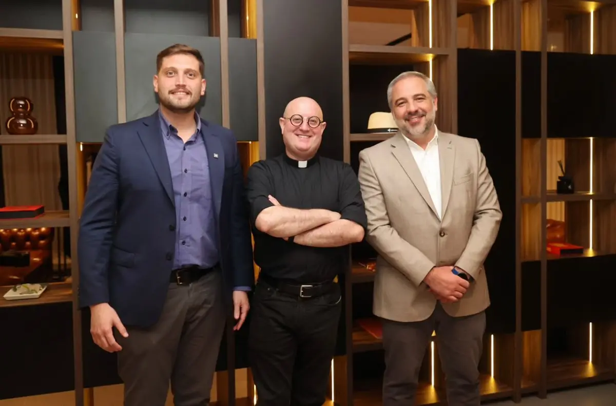 Maipú distinguió como “Huésped de Honor” al reconocido cura DJ Guilherme Peixoto