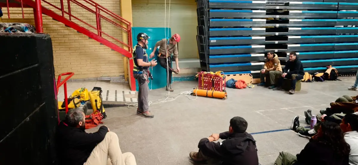Ambiente fortalece la preparación para emergencias en áreas protegidas con un taller de espeleosocorro en Malargüe