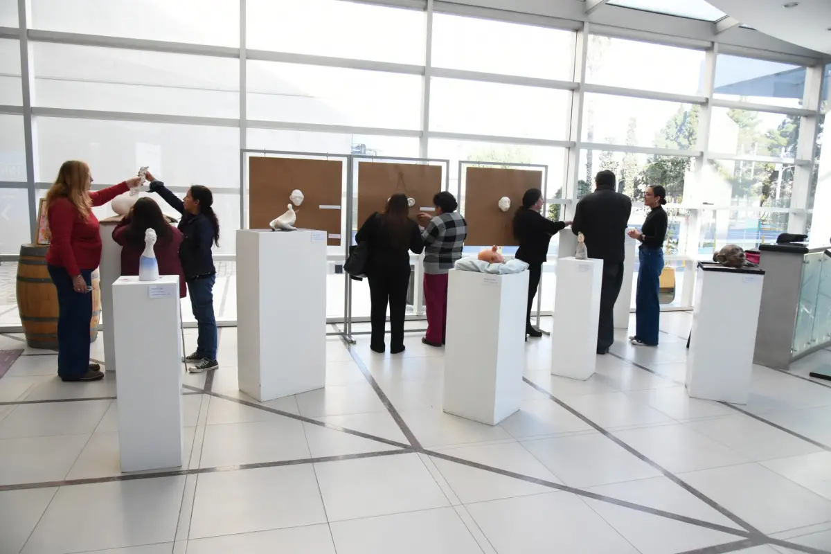 Arte adaptado: personas con discapacidad visual apreciaron las obras de Mumi Bilen en el Hotel Hilton