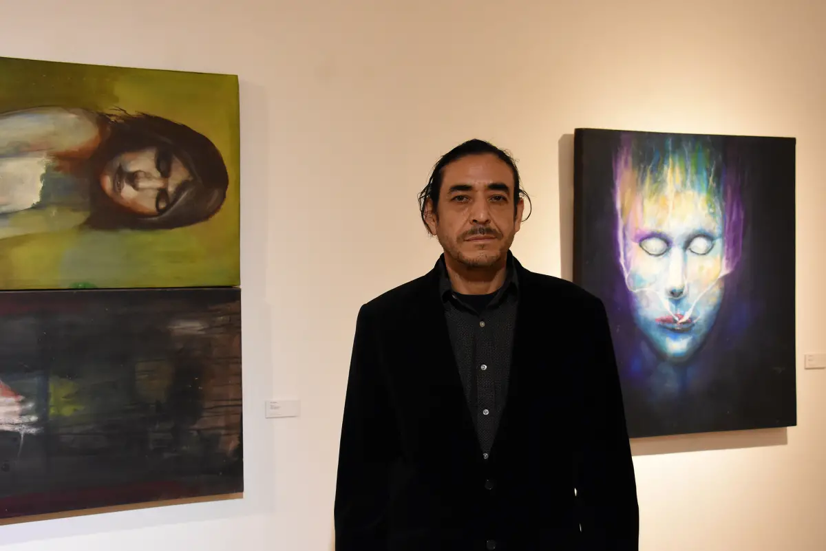 El artista David Acevedo realizará un recorrido guiado por su muestra «Identidades inestables»