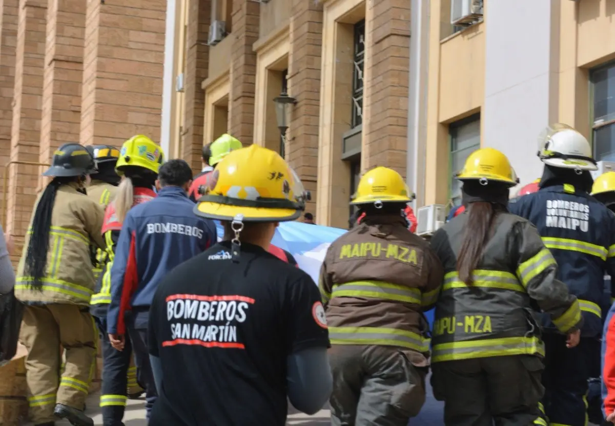 Bomberos voluntarios se movilizaron en Casa de Gobierno por falta de recursos y el incumplimiento de la Ley 7679