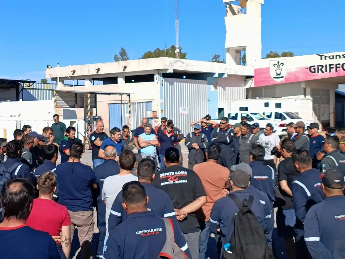 Camioneros de Mendoza en alerta por posibles 100 despidos en el petróleo
