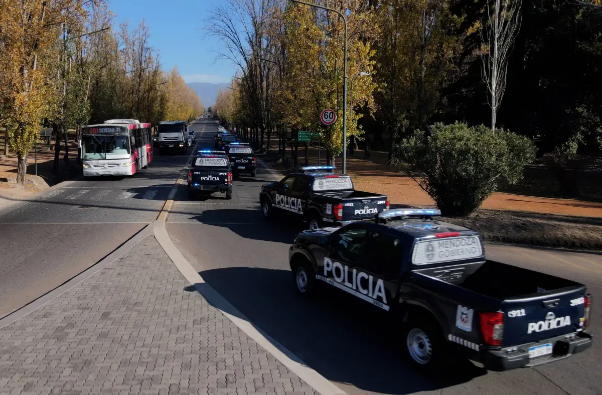 El CEO los detectó y móviles policiales los aprehendieron cuando huían tras un robo