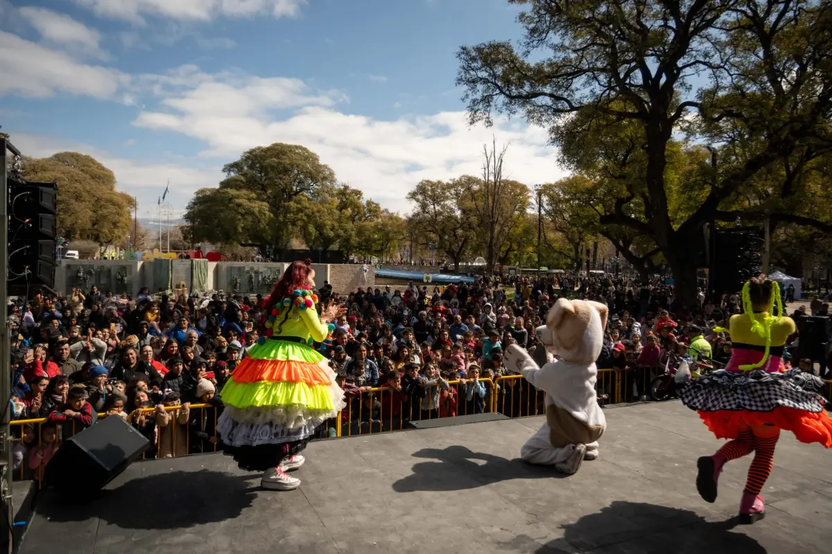 La Ciudad celebró el Día de la Niñez con una multitudinaria fiesta, una torta récord y espectáculos en la plaza Independencia