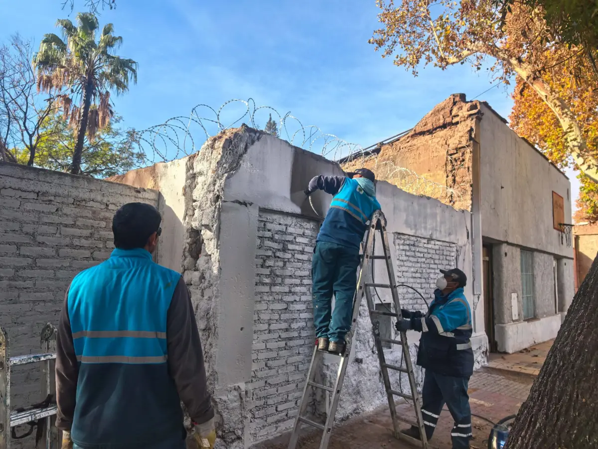 La Ciudad de Mendoza intervino un inmueble en estado ruinoso para llevar mayor seguridad a los vecinos