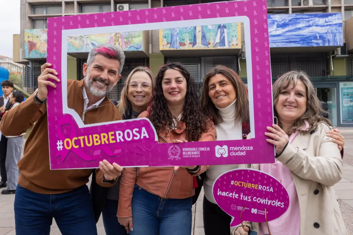 La Ciudad de Mendoza se tiñó de rosa para concientizar sobre el cáncer de mama