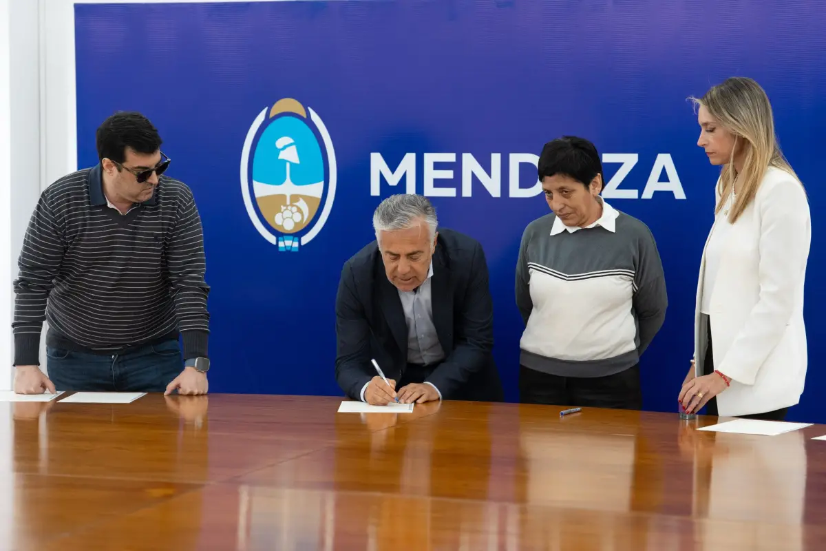 Cornejo firmó nuevas escrituras para avanzar en la regularización dominial de viviendas en Mendoza