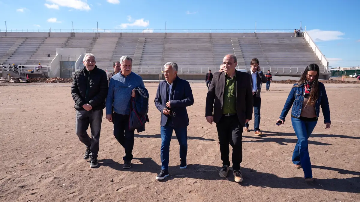 Cornejo recorrió las obras del nuevo predio deportivo de Palmira, que ya registra importantes avances