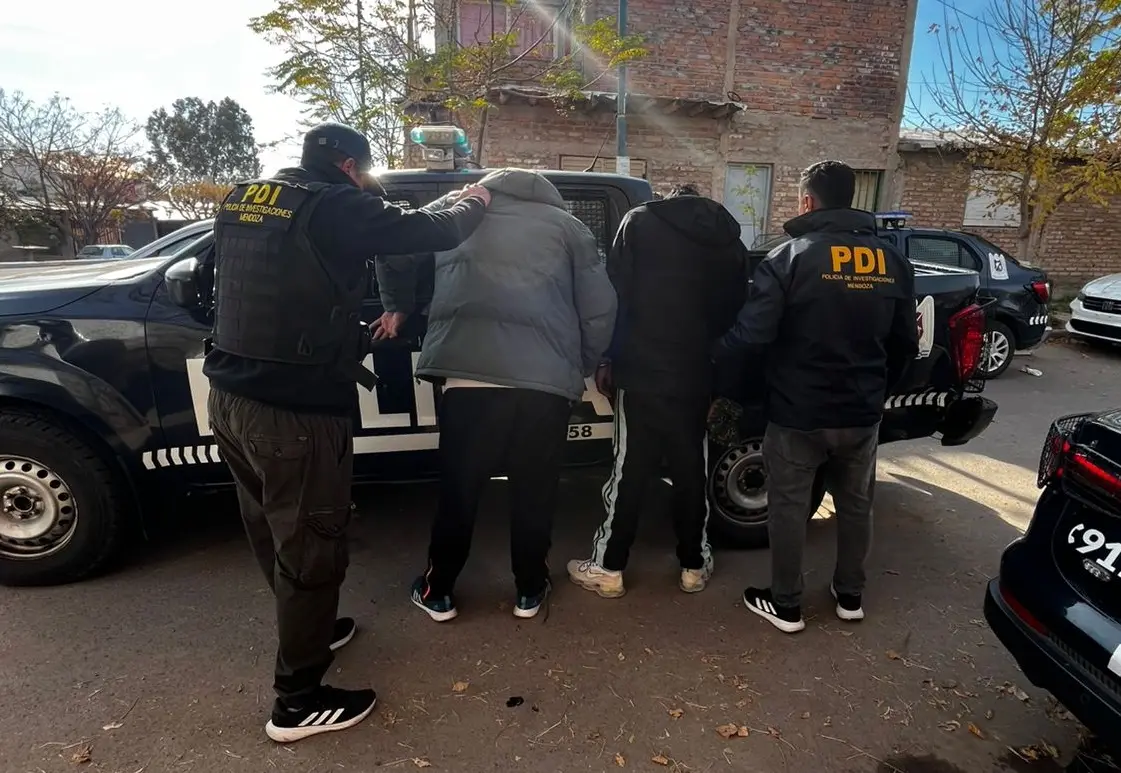 Detuvieron a dos sospechosos por el robo a un chofer de aplicación y recuperaron el auto en Godoy Cruz