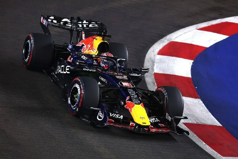 Dominio de Verstappen en una jornada de supervivencia en Singapur