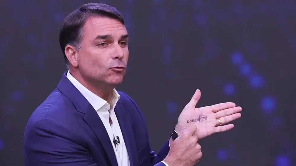 Flávio Bolsonaro ingresó a la Argentina y partió hacia Ecuador en un vuelo privado
