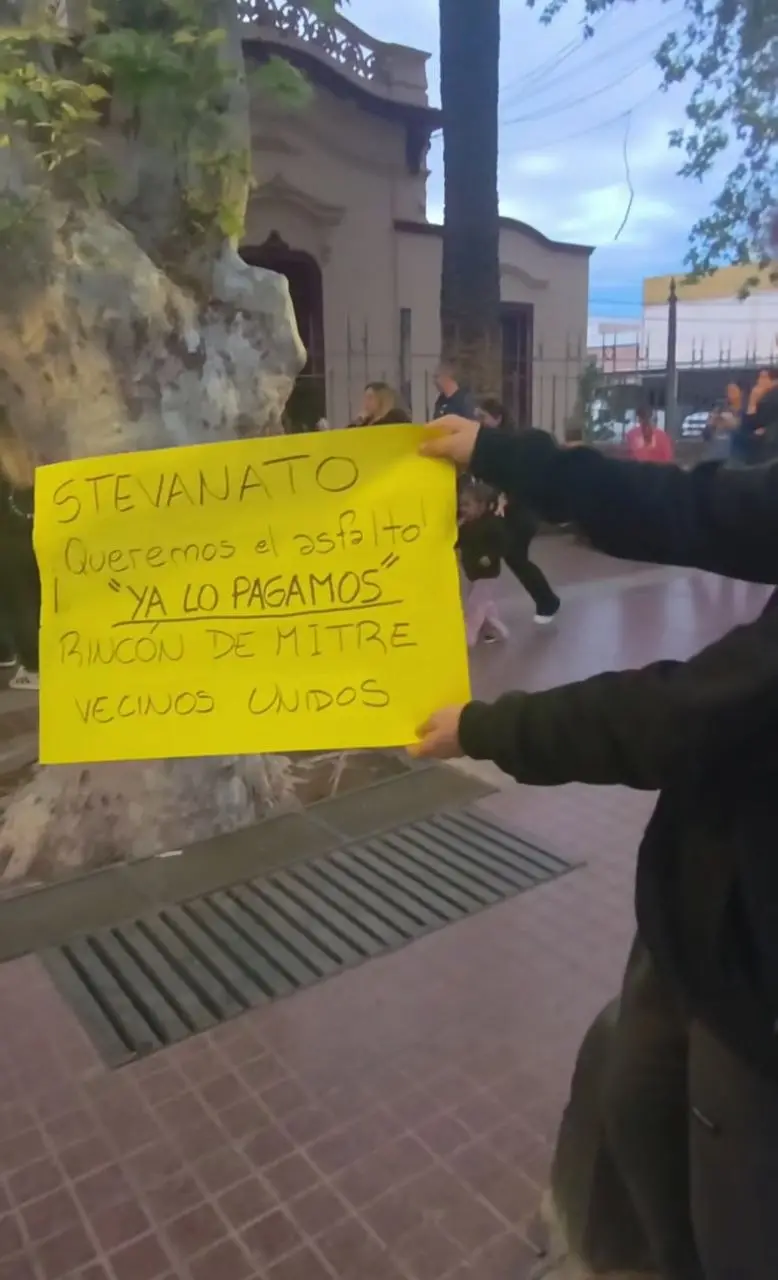 Fuerte protesta por el asfalto en Maipú: vecinos reclaman en el municipio y la obra se cancela