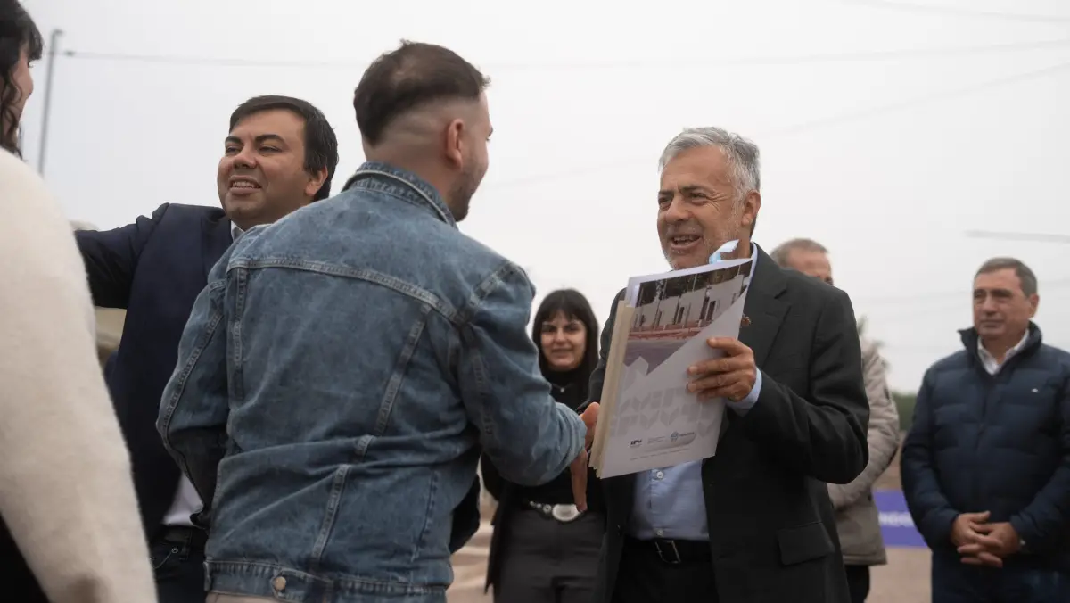 El Gobernador Cornejo entregó 49 viviendas del barrio Río Diamante IV de Las Heras