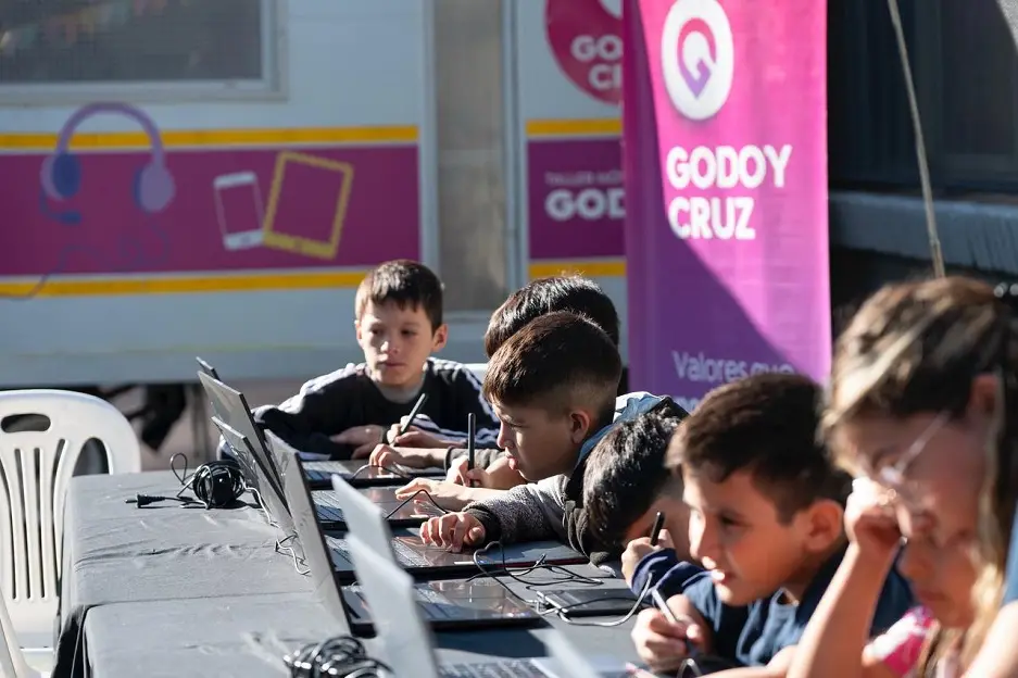 GodoLab llega al poli Biritos con talleres tecnológicos gratuitos para los chicos