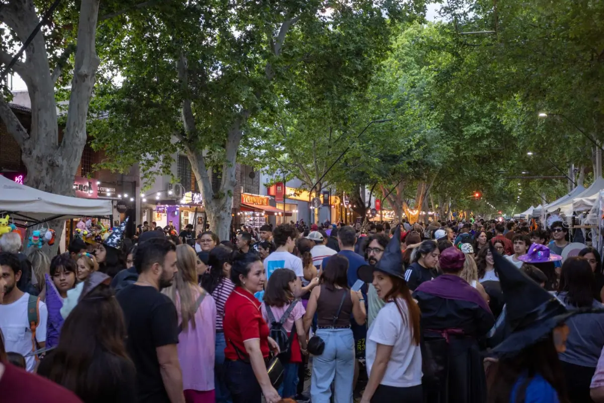 Halloween en Arístides convocó a más de 20 mil personas en una noche llena de música, disfraces y diversión