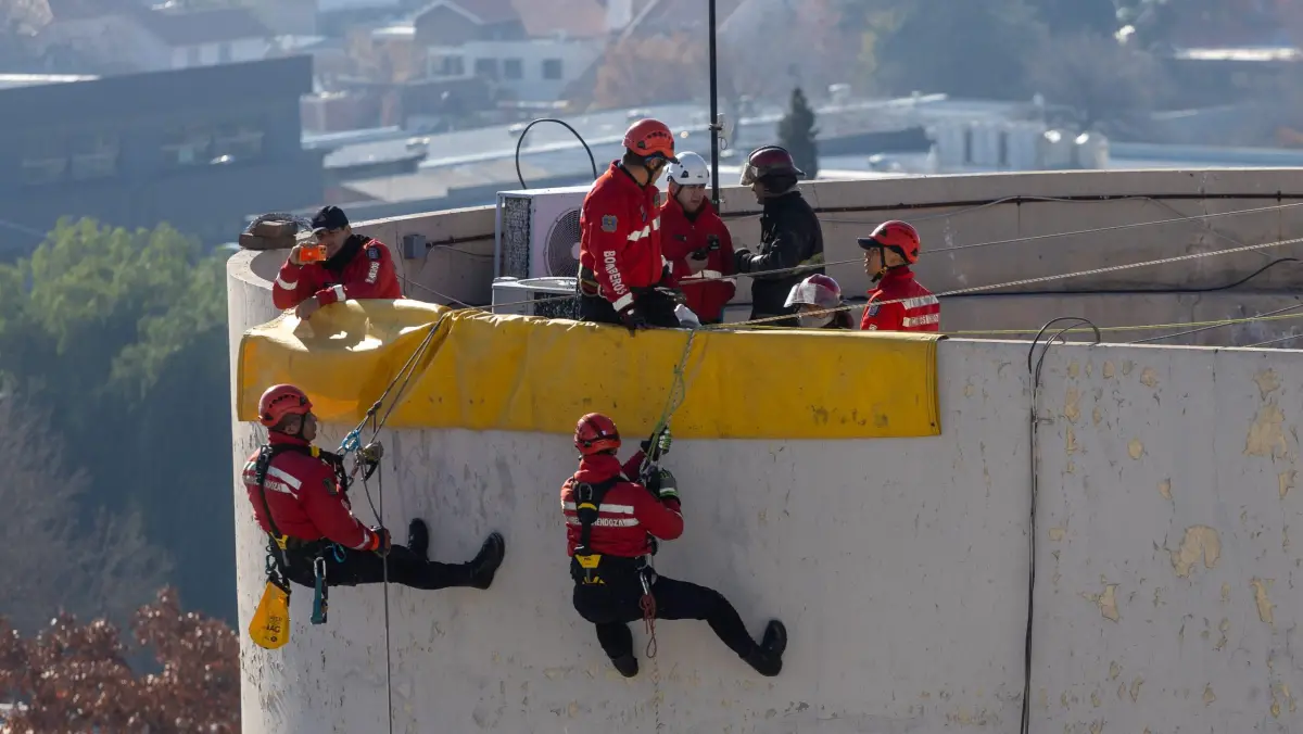 El Hospital Central realizó un simulacro de incendio y rescate en altura junto a Bomberos de la Policía de Mendoza