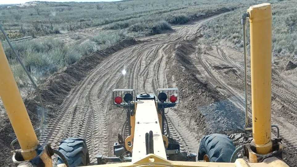 Internados a más de 100 Km en el desierto, los operarios de Vialidad avanzan con las rutas ganaderas