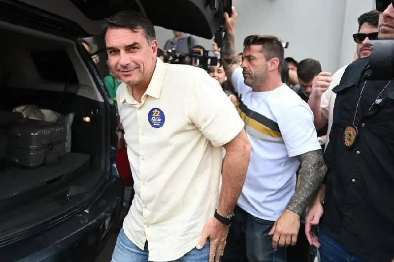 La Justicia brasileña le retuvo el pasaporte a Flávio Bolsonaro y hay rumores de fuga por Argentina