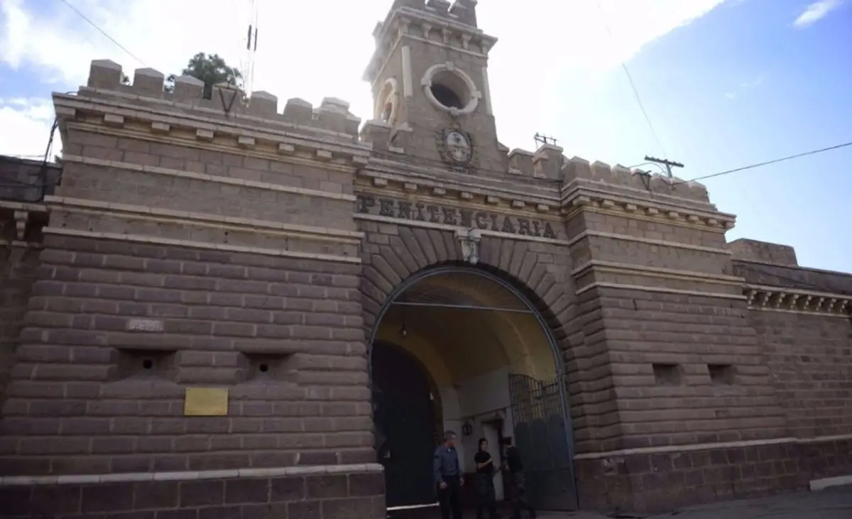 Máxima tensión en el penal Boulogne Sur Mer: dos presos tomaron de rehén a un penitenciario