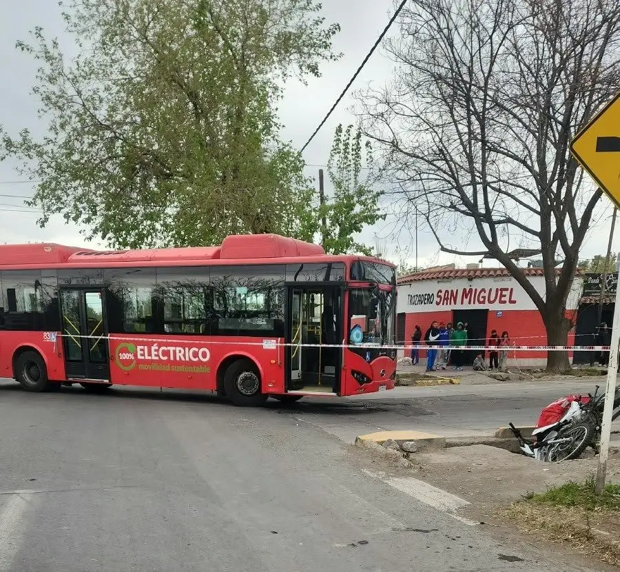Murió un motociclista tras chocar con un colectivo en Las Heras