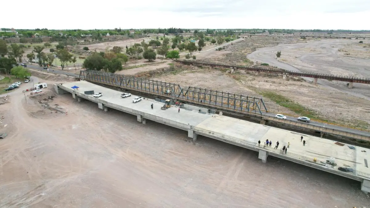 El nuevo puente Luján-Perdriel ya llegó a la otra orilla y está casi finalizada la losa donde irá el asfalto