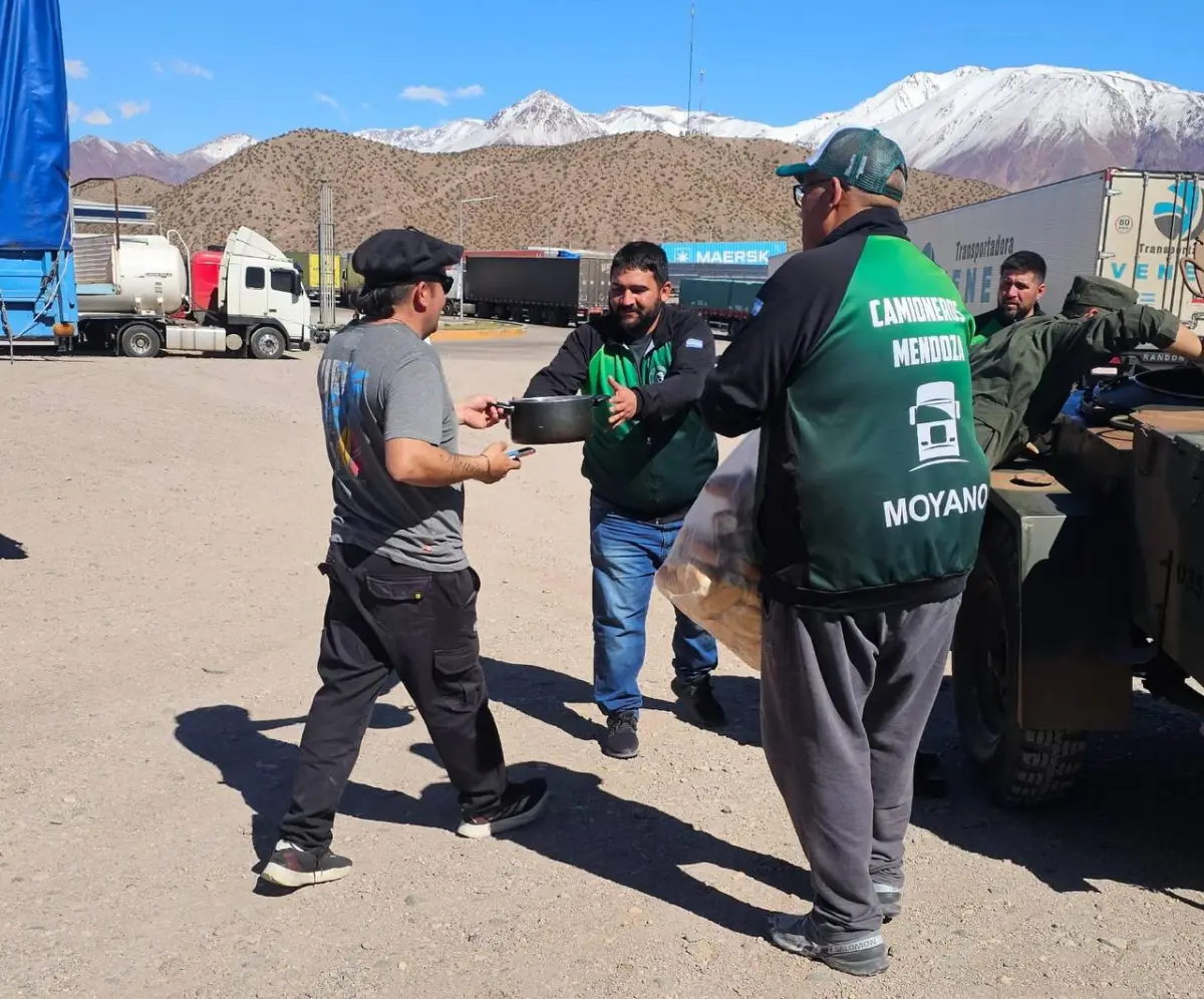 Paso Cristo Redentor cerrado: Camioneros llevó comida y agua a los choferes varados