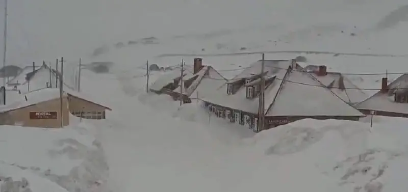 El Paso Cristo Redentor sigue cerrado por intensas nevadas y derrumbes en Ruta 7
