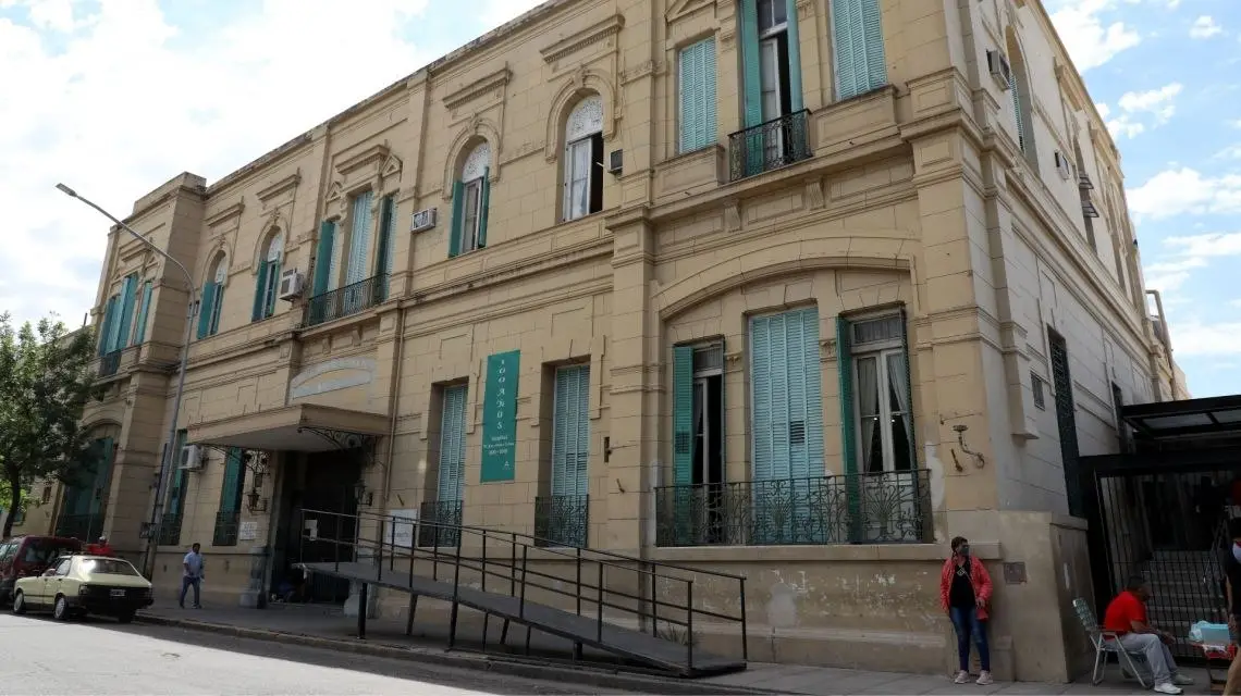 Un patrullero perdió el control en un hospital de Santa Fe y atropelló a un paciente recién operado