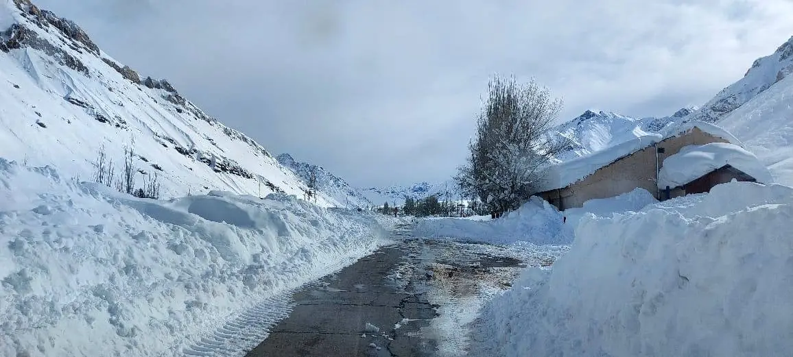 Persisten las nevadas en las villas cordilleranas para este jueves