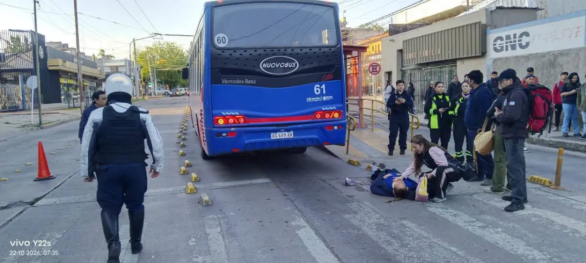 La Policía intervino en un accidente vial entre un colectivo y una peatón en Godoy Cruz