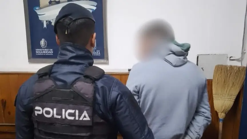 La Policía sacó de circulación un arma de fuego y aprehendió a un hombre en Maipú