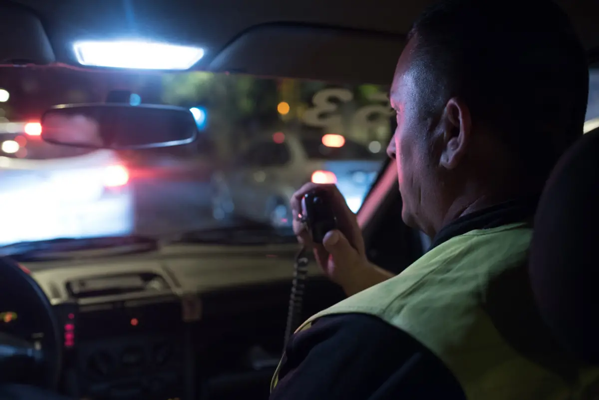 Preventores y agentes de la policía detuvieron a cuatro jóvenes que robaron en un colectivo