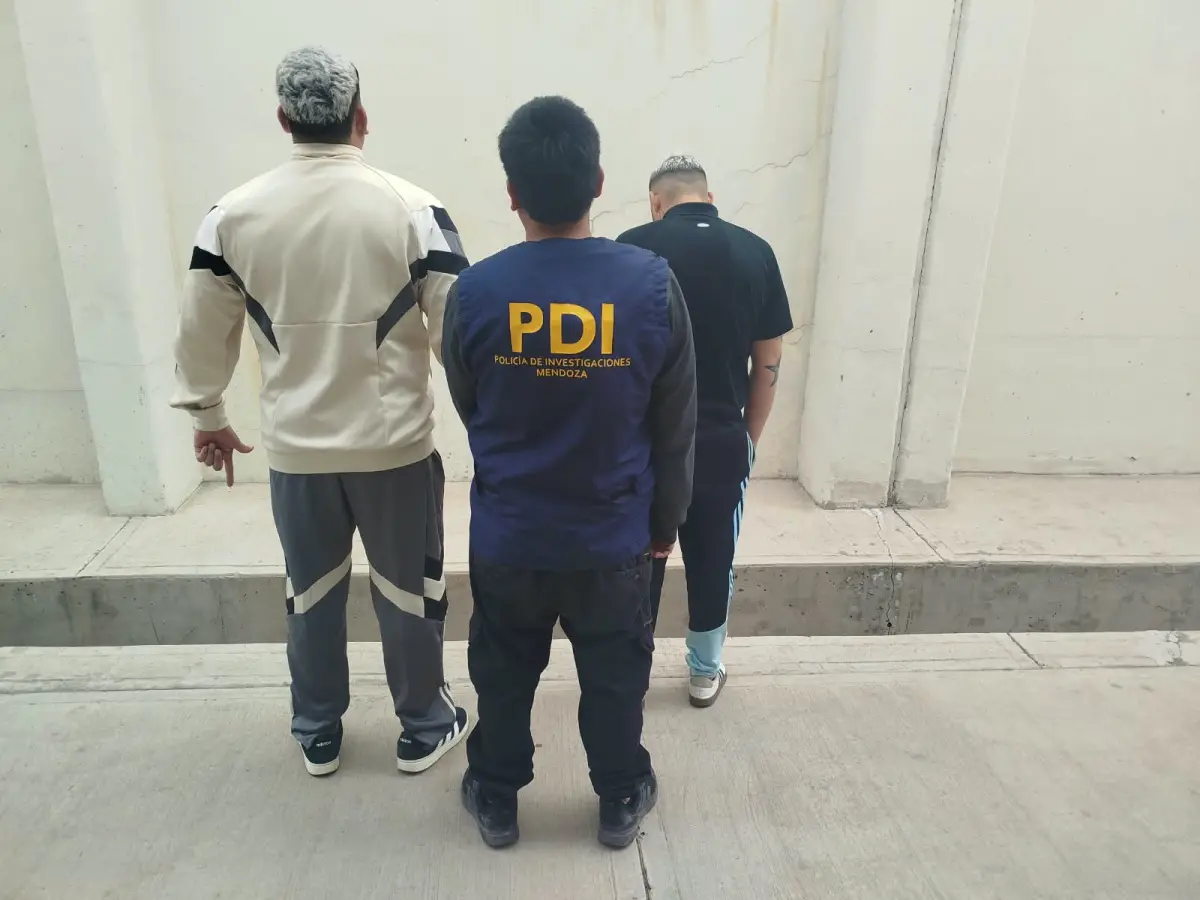 El rastreo de un iPhone robado permitió detener a dos hombres y secuestrar 24 celulares