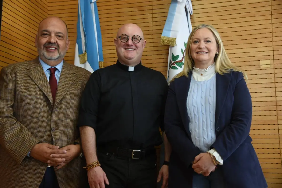 El Senado distinguió al padre Peixoto por su compromiso con la juventud a través de la música
