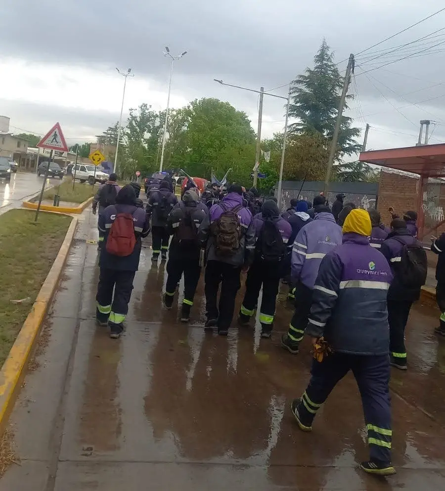 Trabajadores municipales de Guaymallén marchan al edificio comunal en reclamo por recortes salariales