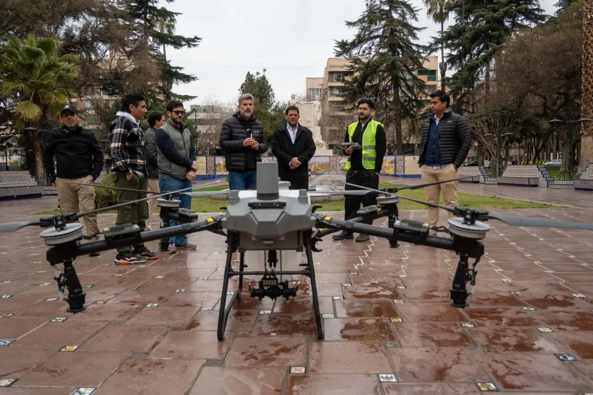 Ulpiano Suarez supervisó la pulverización con drones del arbolado público en Plaza España