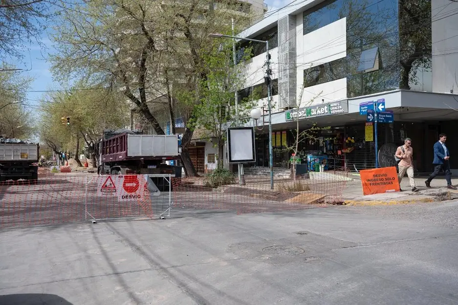 «Yrigoyen, de vereda en vereda»: la calle se llena de promociones