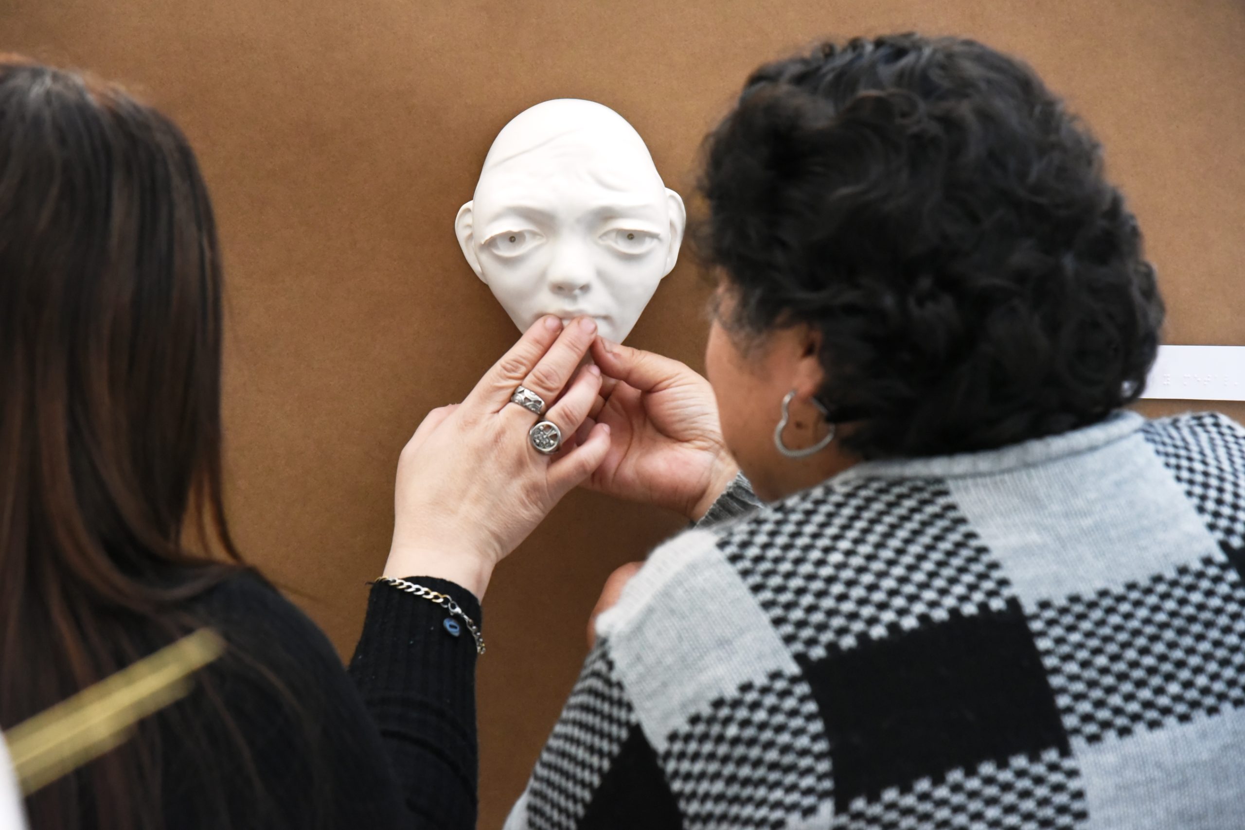 Arte adaptado: personas con discapacidad visual apreciaron las obras de Mumi Bilen en el Hotel Hilton