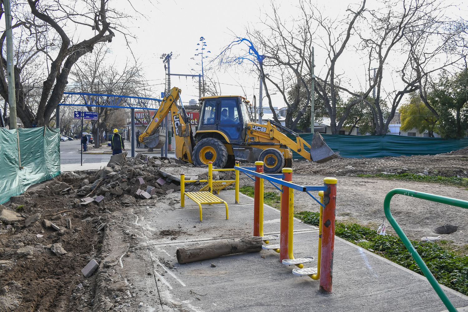 Infraestructura urbana: comenzó la remodelación de plaza Lebensohn y el entorno de la escuela José Martí