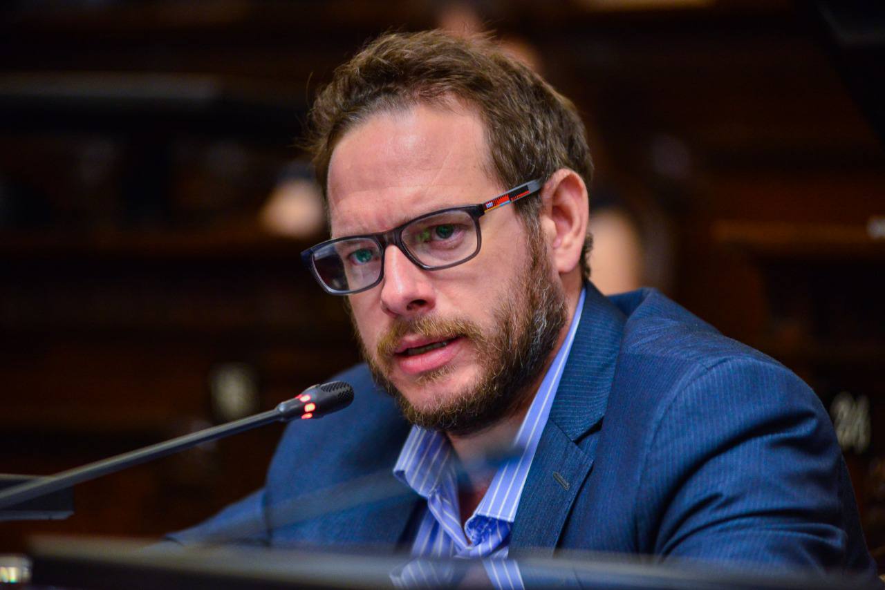 Jimena Latorre se autofinanció un máster personal y el diputado Ilardo lo expuso