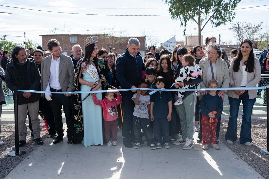 Más y mejores espacios públicos: Costarelli inauguró la remodelación integral de la Plaza de los Niños