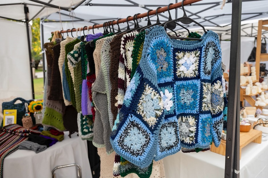El Tejetón solidario llega junto al Mercado de emprendedores a la Plaza Mayor