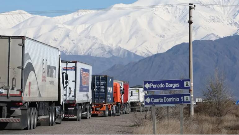 El transporte de cargas en Mendoza pisa el freno: cuánto cuesta mover un camión 